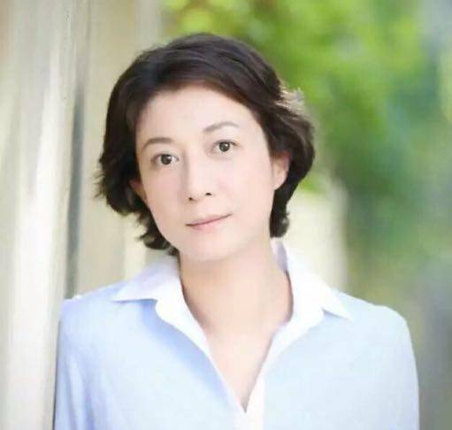 吴绮莉剪回出道时短发,首谈人生感言内涵成龙?_小龙女_家庭_长发