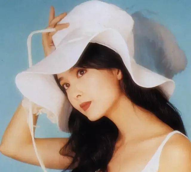 14年后再看"玉女掌门人"周慧敏,屡次被戴帽子的她