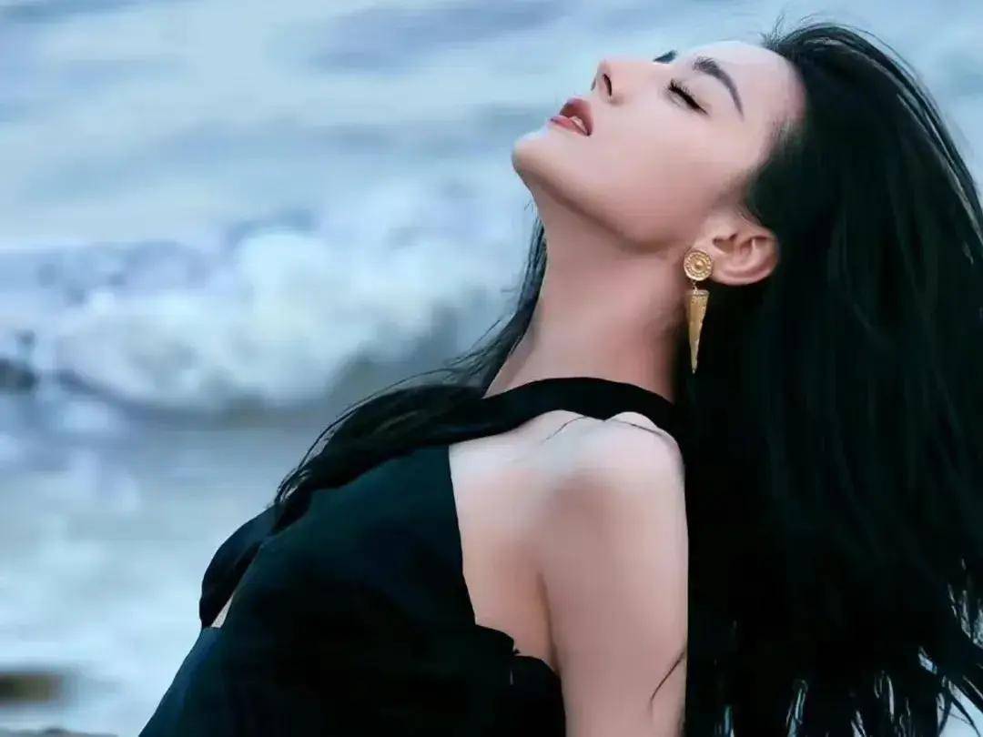 迪丽热巴泳装写真惊艳曝光:性感魅力与自然的完美融合_生活_敬畏_世界