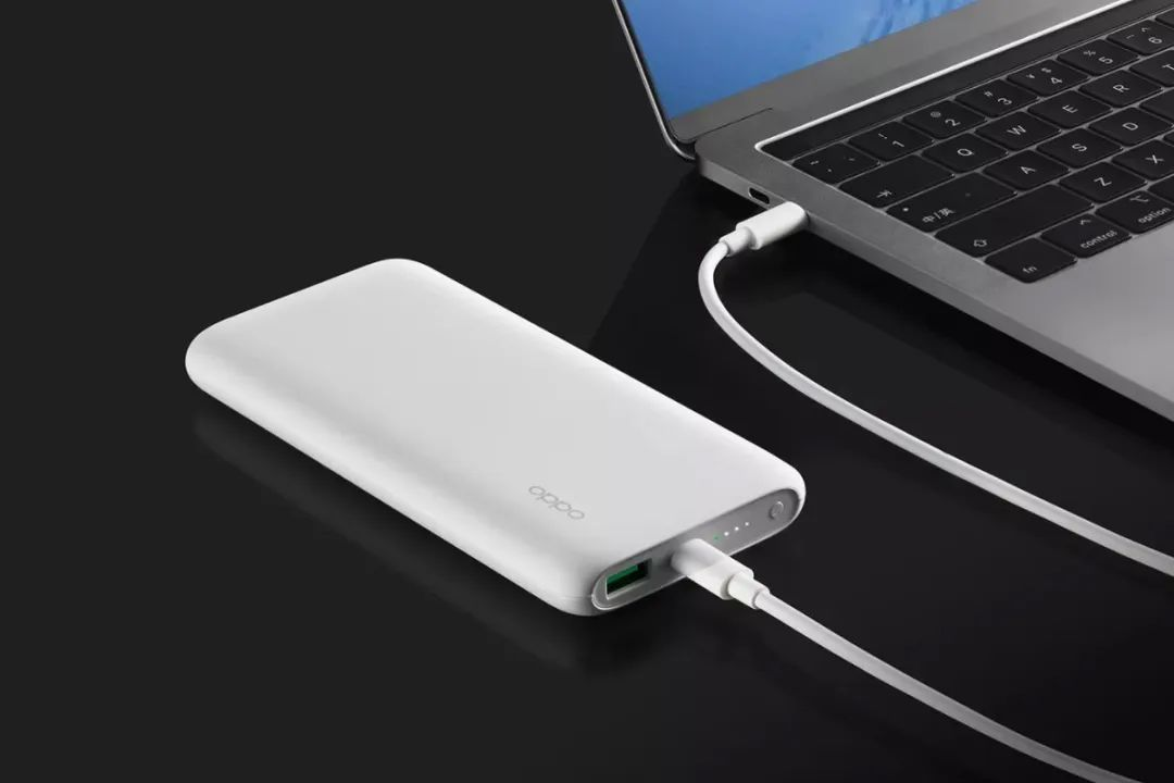 oppo 33w 超级闪充移动电源外表采用扁平流线外观设计,奶白色的壳体