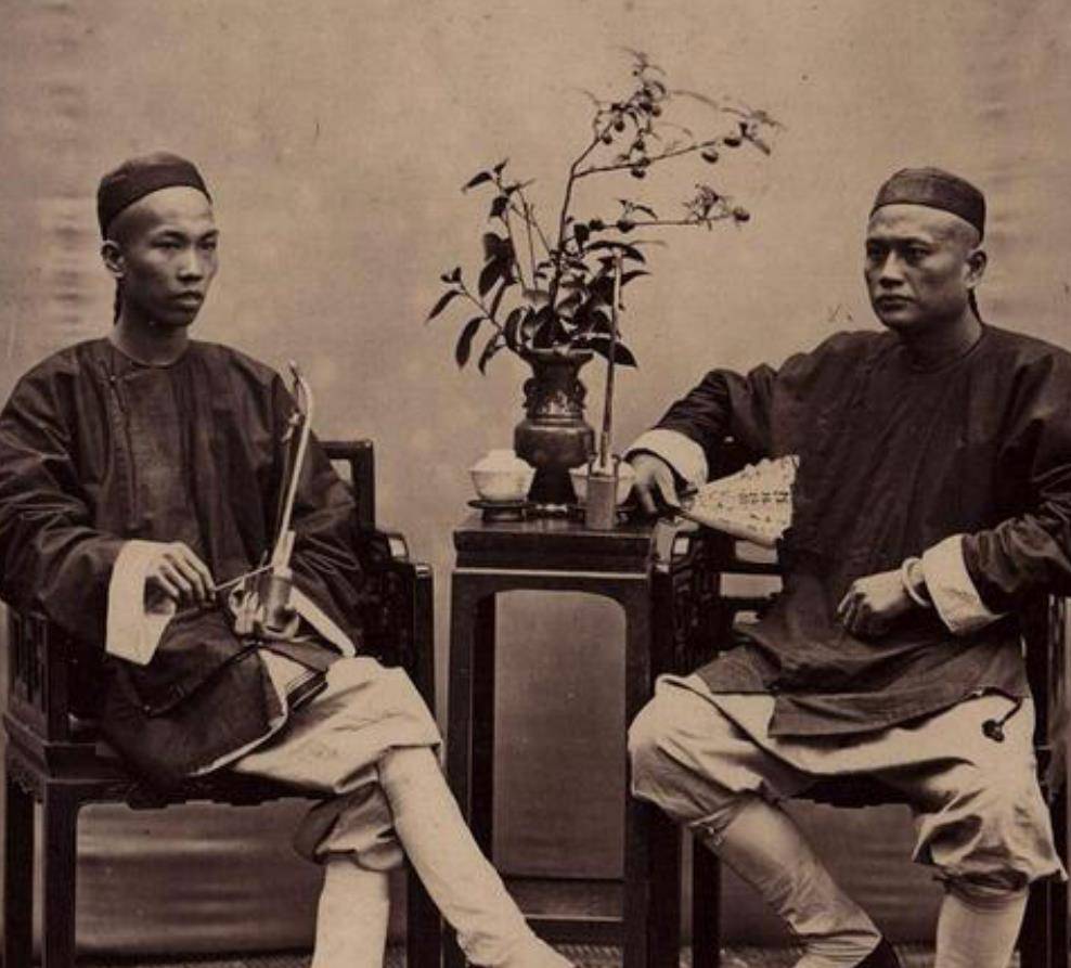 1867年晚清老照片:美丽富态的正室夫人,富家公子年轻清俊!