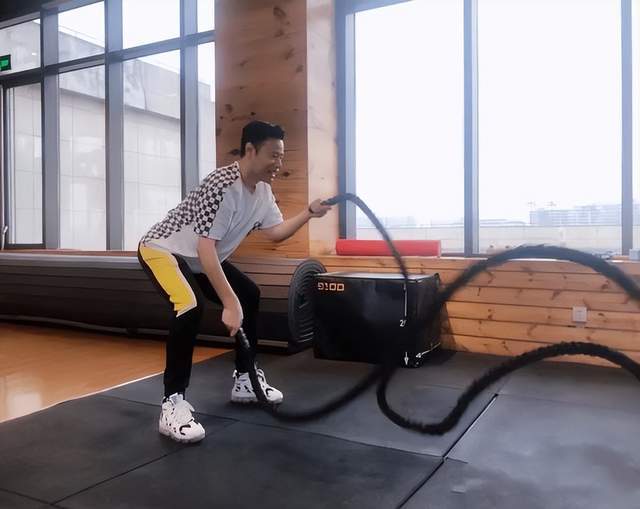 那天,公园长椅上,一位老奶奶看着奔跑的孩子们,无意间的一句话刺入了