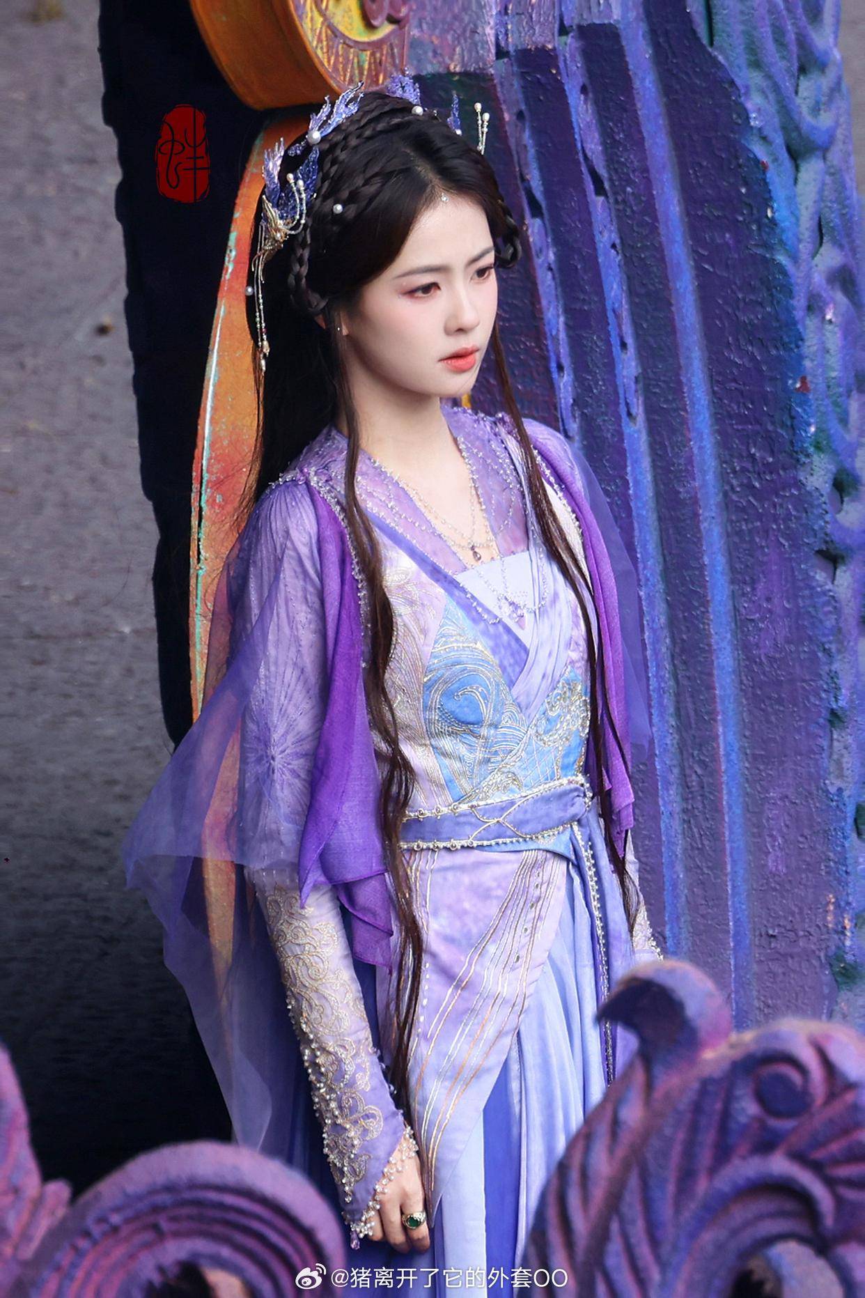 对于观众来说,是一种视觉上的享受,看得出白鹿也很喜欢星月女神的造型