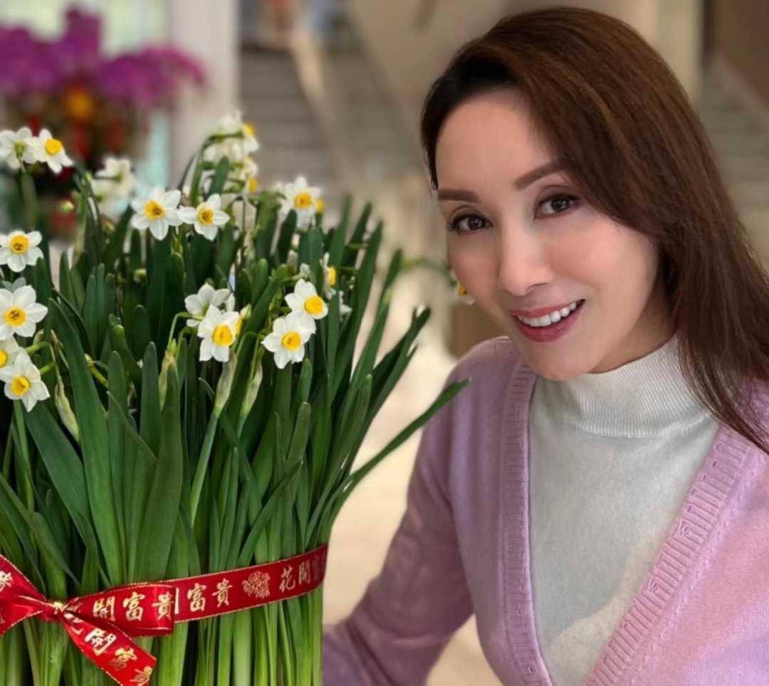 郭可盈才是穿搭高手,粉色针织衫 高领毛衣,初春照穿就对了_效果_方式