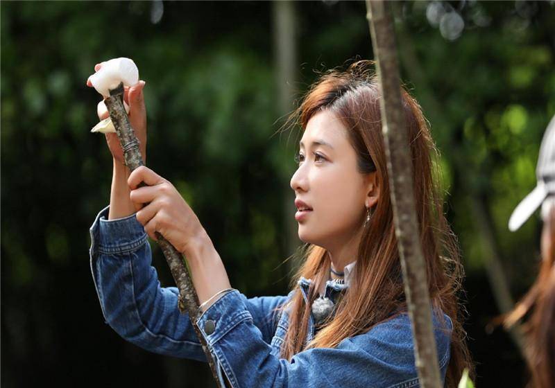 黑泽良平前几天有一个比赛,而林志玲就非常低调的去到了现场为他加油