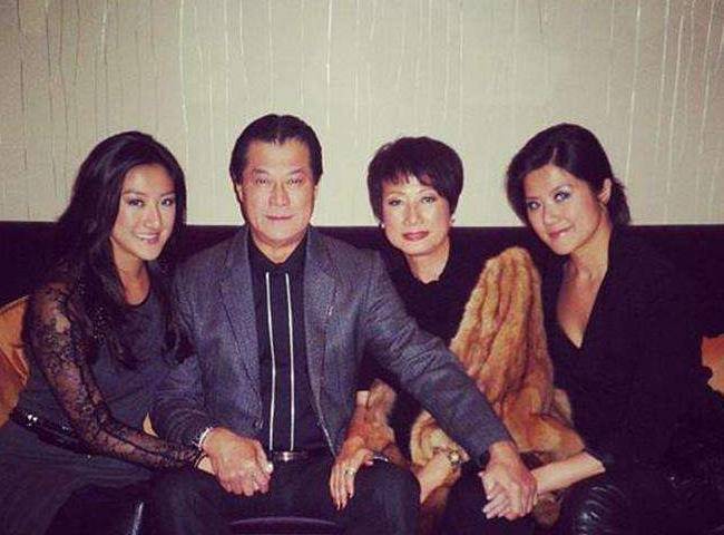 但是邓光荣因为心脏病在9年前去世了,走的时候没有一点征兆,他的去世