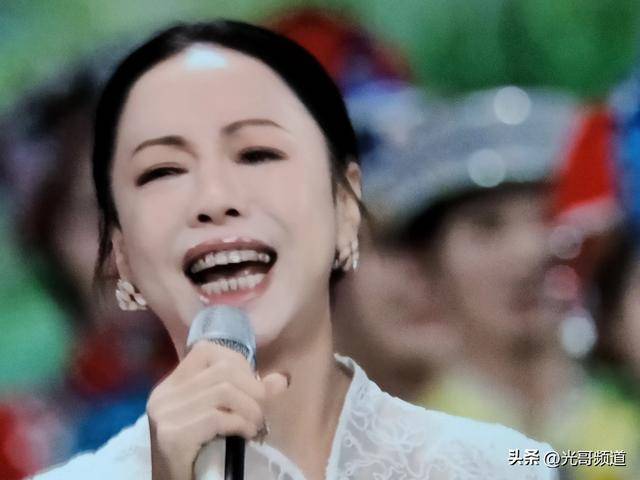 比比看,央视春晚过后,黄绮珊"黄"了,韩红更"红",为什么?