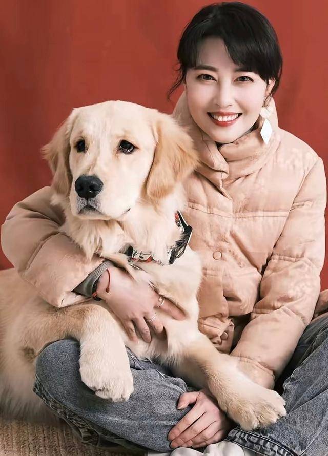周海媚生前爱犬周六六现状曝光,演员李勤勤称赞它"帅气