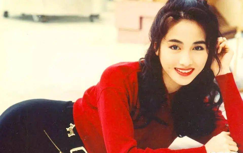 49岁黎姿晒素颜照,皮肤白皙通透零毛孔,网友:整出来的_生意_透透气_大