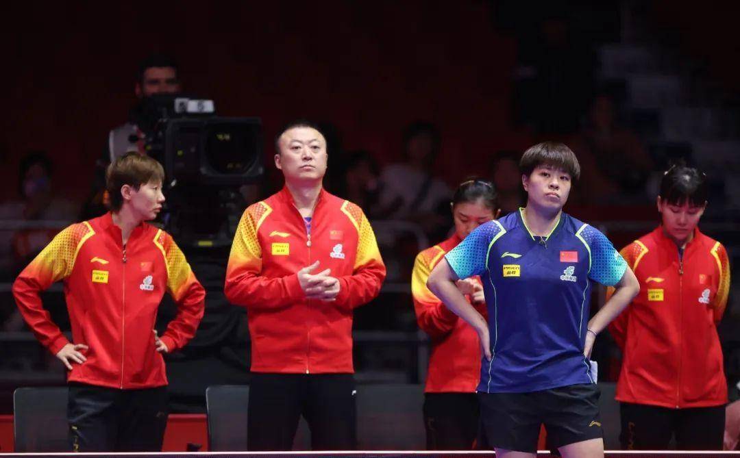 世乒赛中国队晋级八强,孙颖莎3-0获胜,陈梦不肯放弃球权_国乒女队