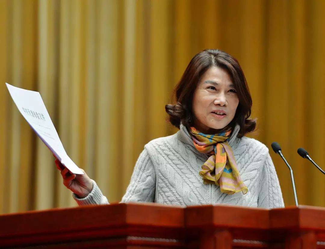 在董明珠卸任之后,时任珠海市金湾区常务副区长的周乐伟,接任董事长一