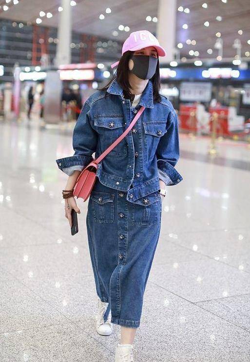 黄圣依一看就是生活幸福的样子,机场凹造型好自信,牛奶肌太晃眼_红色