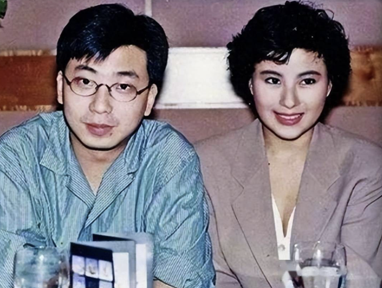 李美凤退圈28年全家福曝光,25岁龙凤胎罕露脸,女儿美貌遗传母亲_发展