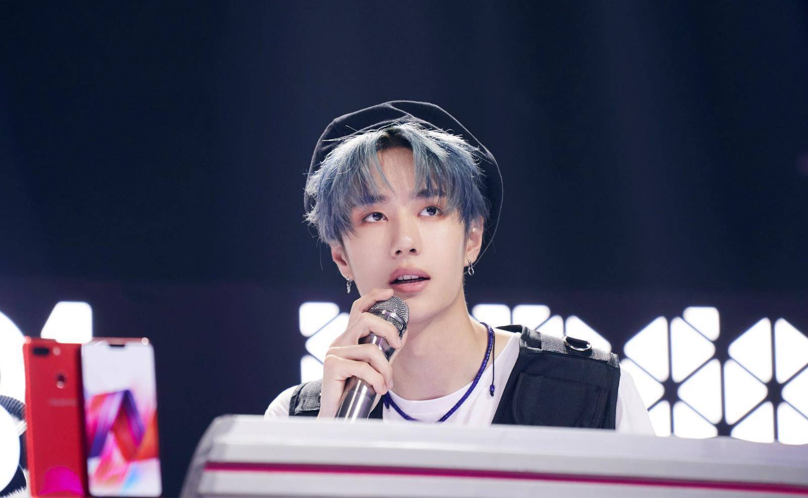 王一博发文回归街舞4,水洗牛仔外套加梦幻风挑染长发潮酷满分_时尚