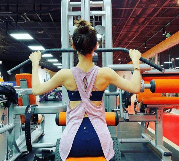 奶茶妹妹罕见更博,晒赵丽颖同款"背影照",和刘强东感情稳定状态佳