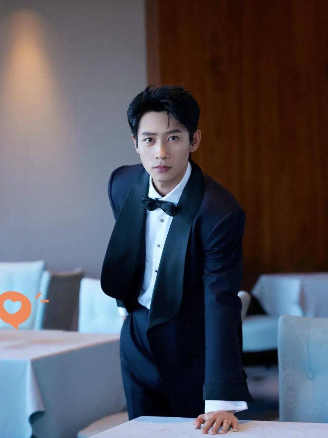 凭借帅气的外表和实力唱将成为成都赛区三强,后来突围总决赛,和王铮亮