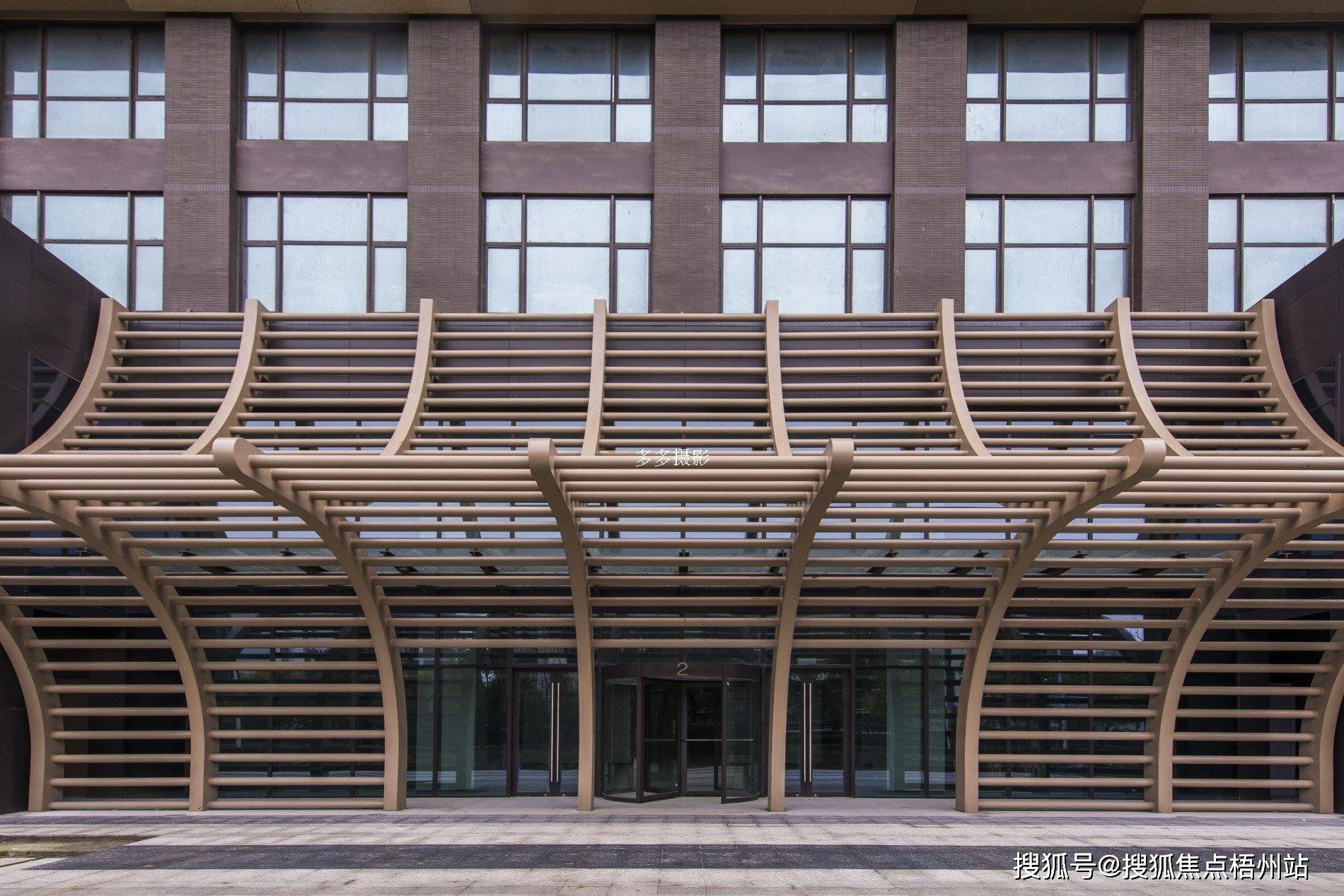 浦江1路2:联航路三鲁路 距离:567m,公交线路:浦江1路3:三鲁公路联航路