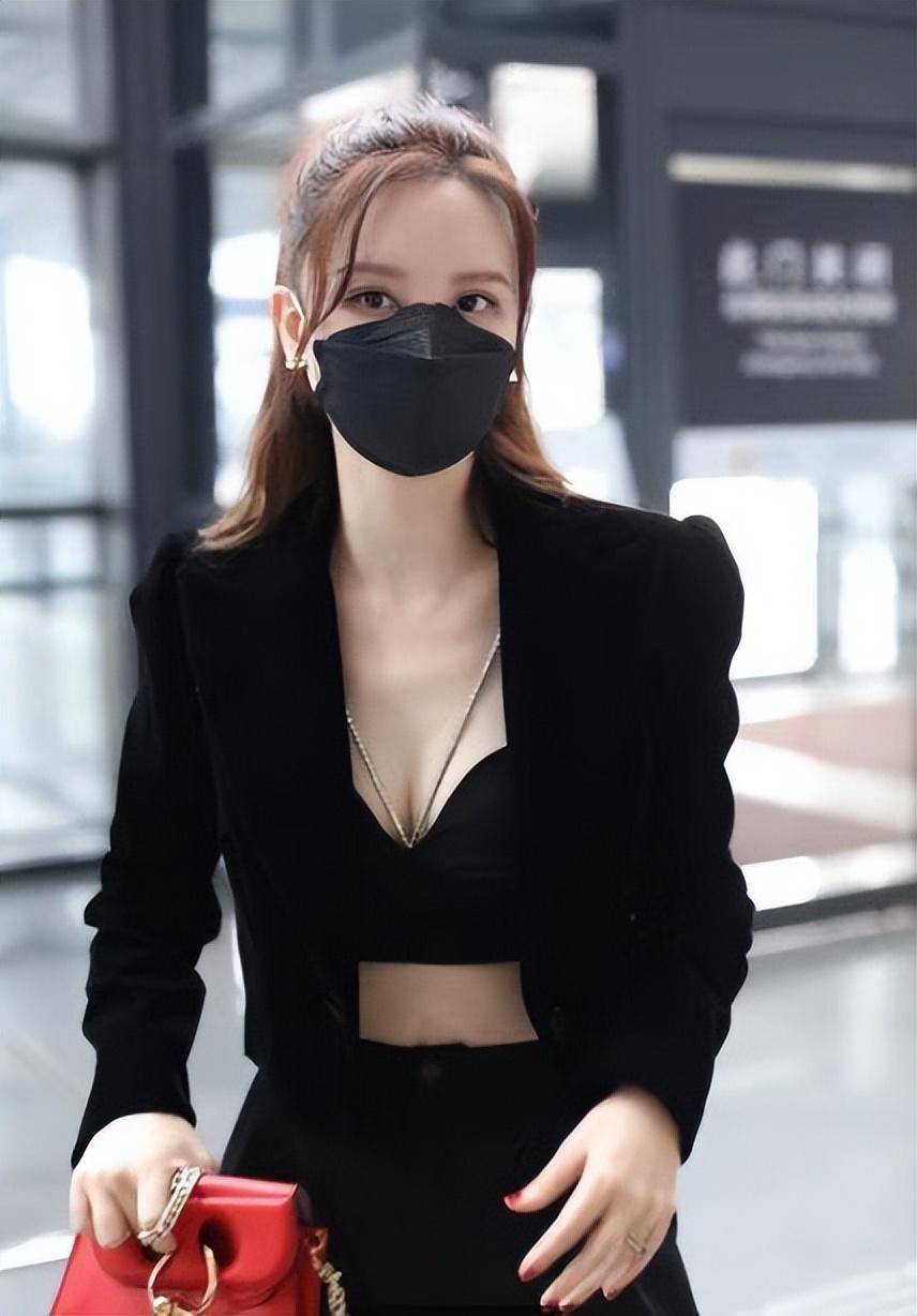 张萌又带火了一种新穿法:"外面去开会,里面去夜店",性感迷人_西装