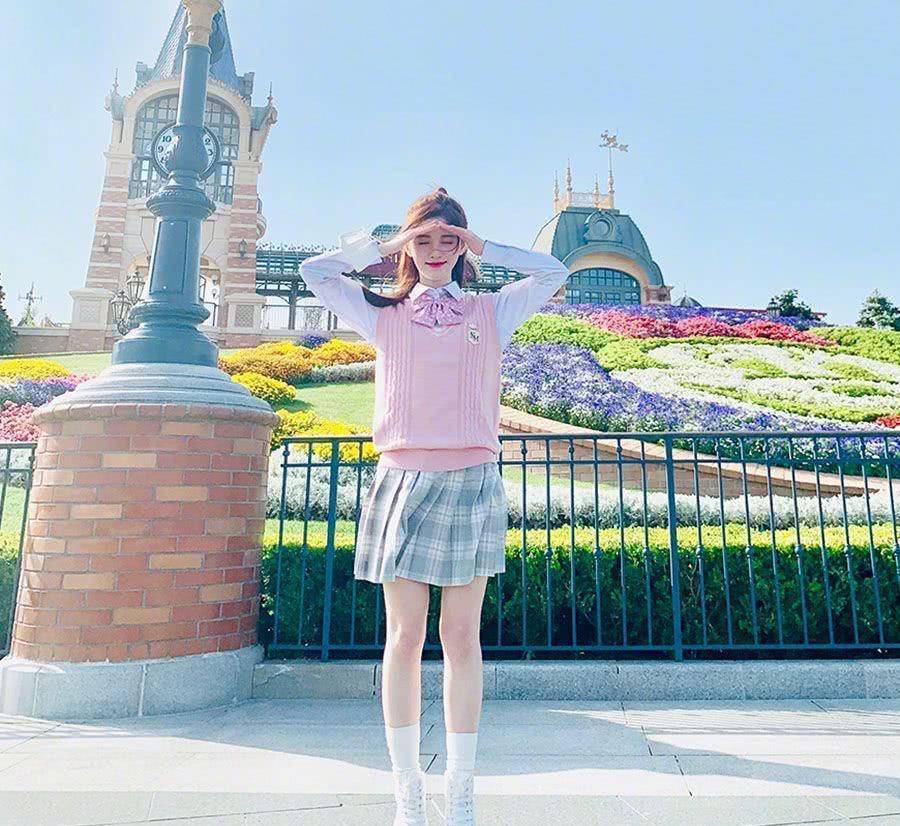 鞠婧祎去迪士尼就像回自己家?穿jk制服秀美腿,p图技术太差变网红脸