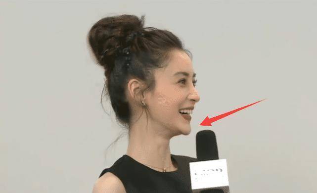 杨颖亮相活动,头小,脸小比例优越,笑起来依然是"饺子下巴"_工作_方面