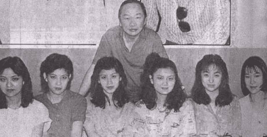 的相似,古龙又在这位舞女怀孕的时候结识了台湾一位富商的千金梅宝珠