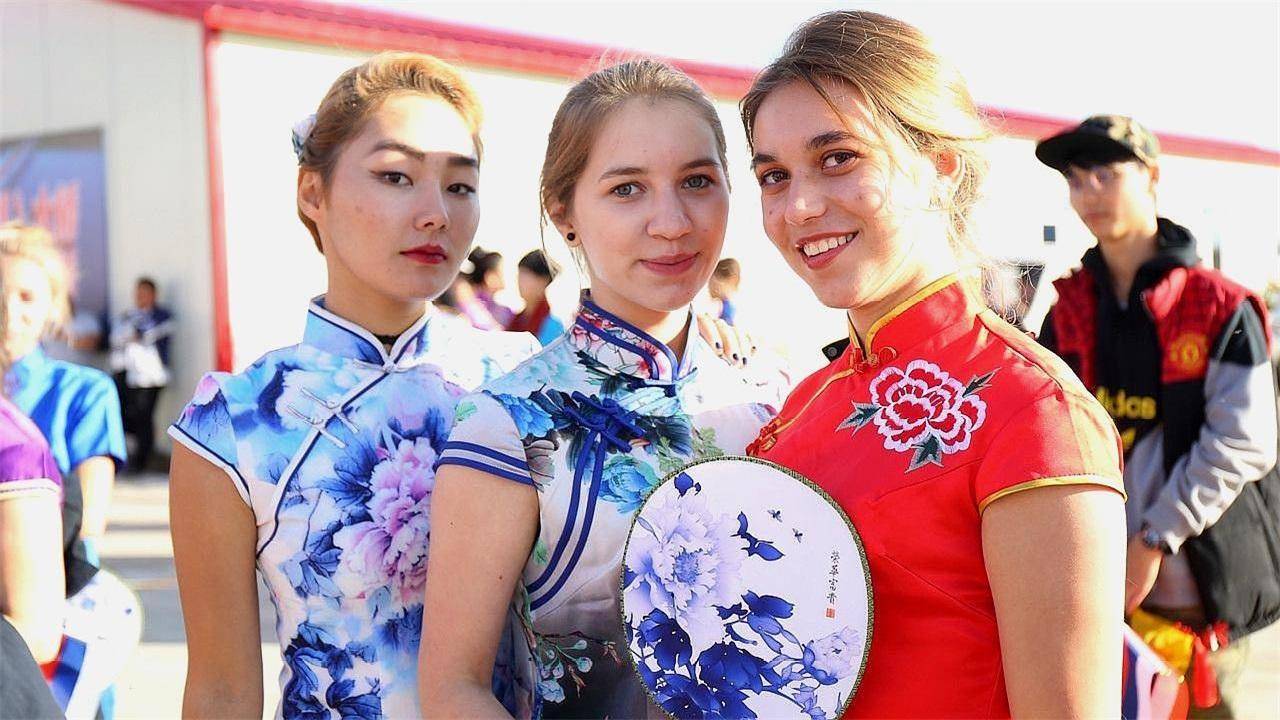 为什么好多俄罗斯美女,都聚在我国黑龙江酒店内?她们是干嘛的?