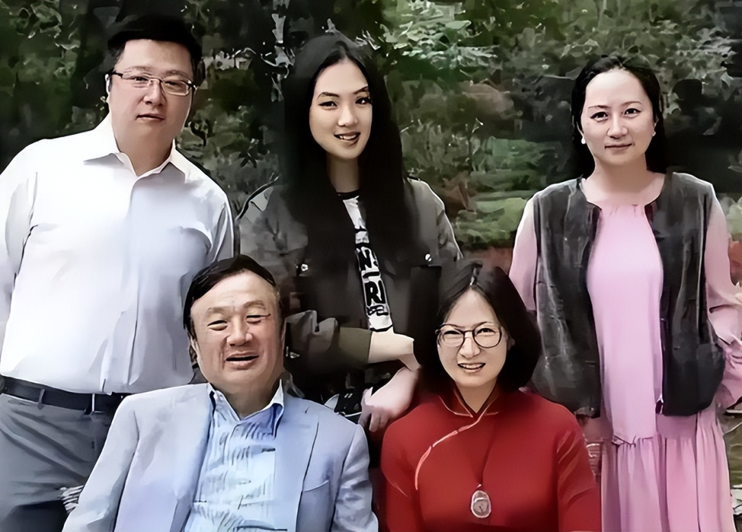 今年26岁的姚安娜是任正非和第二任妻子姚凌所生的二女儿,她和同父异