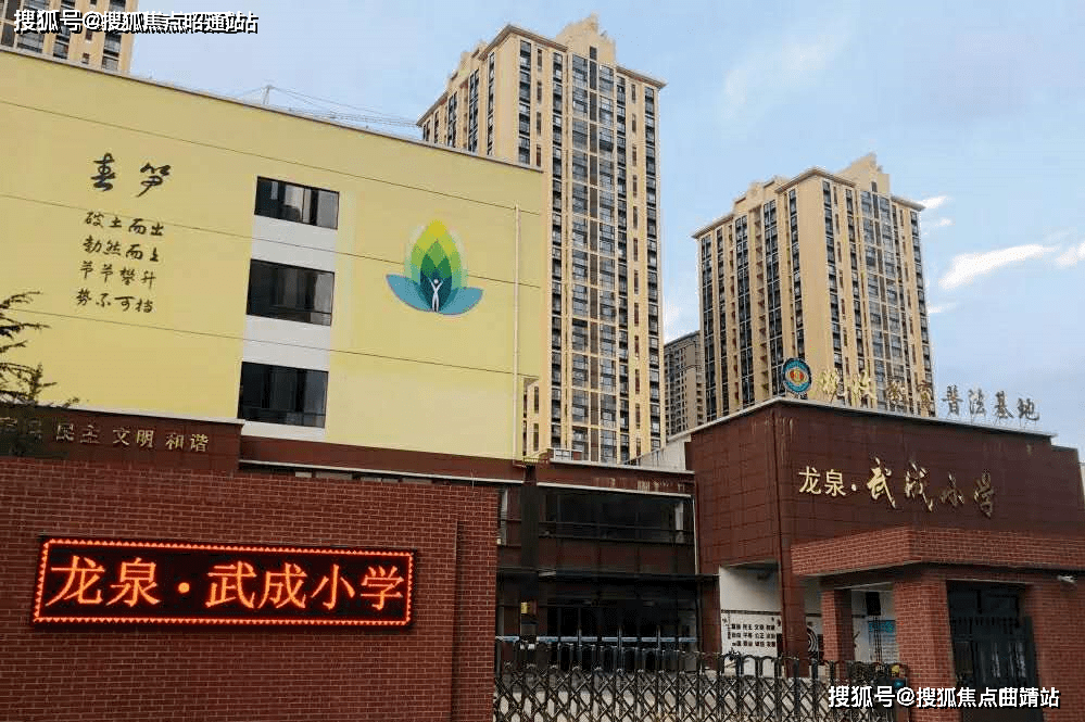 昆明万彩城商务公寓与武城小学相隔,与财经大学,旅游学院,文理学院