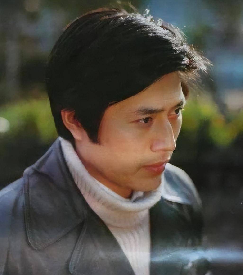 他25岁成名,一见钟情妻子,一生0绯闻,38年后女儿成