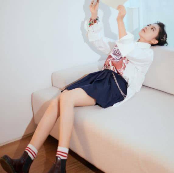 赵今麦"湿发"造型拍大片,穿20cm运动衣,少女身材很明显_镜头_状态