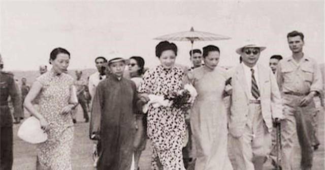 1994年孔令伟遗体运往美国,牧师祈祷时,宋美龄掩面哭泣不能自已