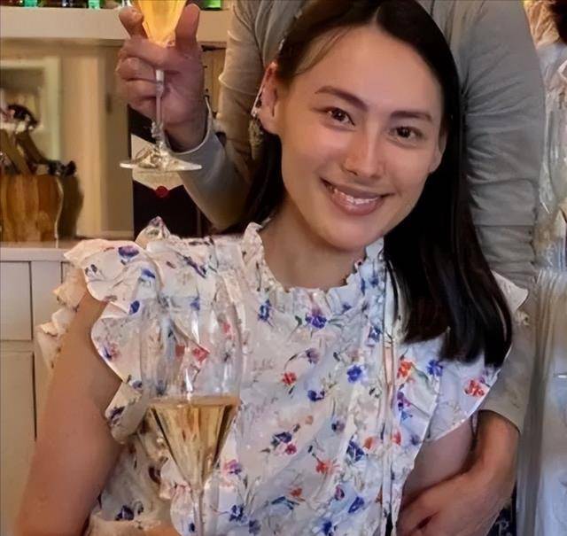 梁洛施否认5亿分手费,曝长子常收表白纸条,李嘉诚孙子太受欢迎_洛溪