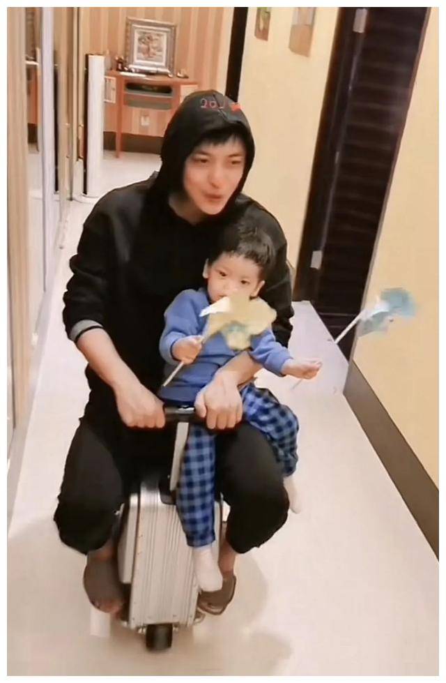 李佳航与6岁萌娃合影,网友惊呼:太可爱了!_爱情_公寓_成长