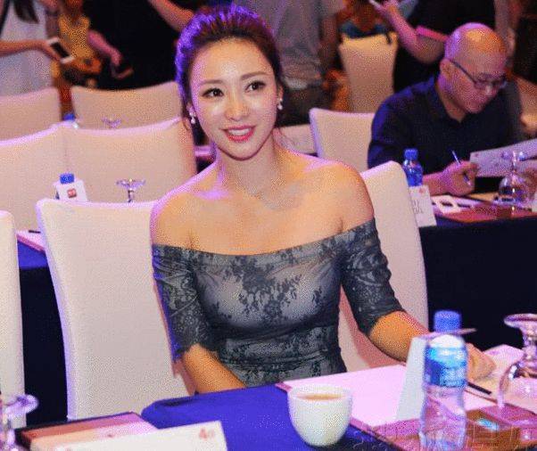 柳岩台上最无奈的一次,公司让她满足男粉丝的一个要求,看着心酸_时候