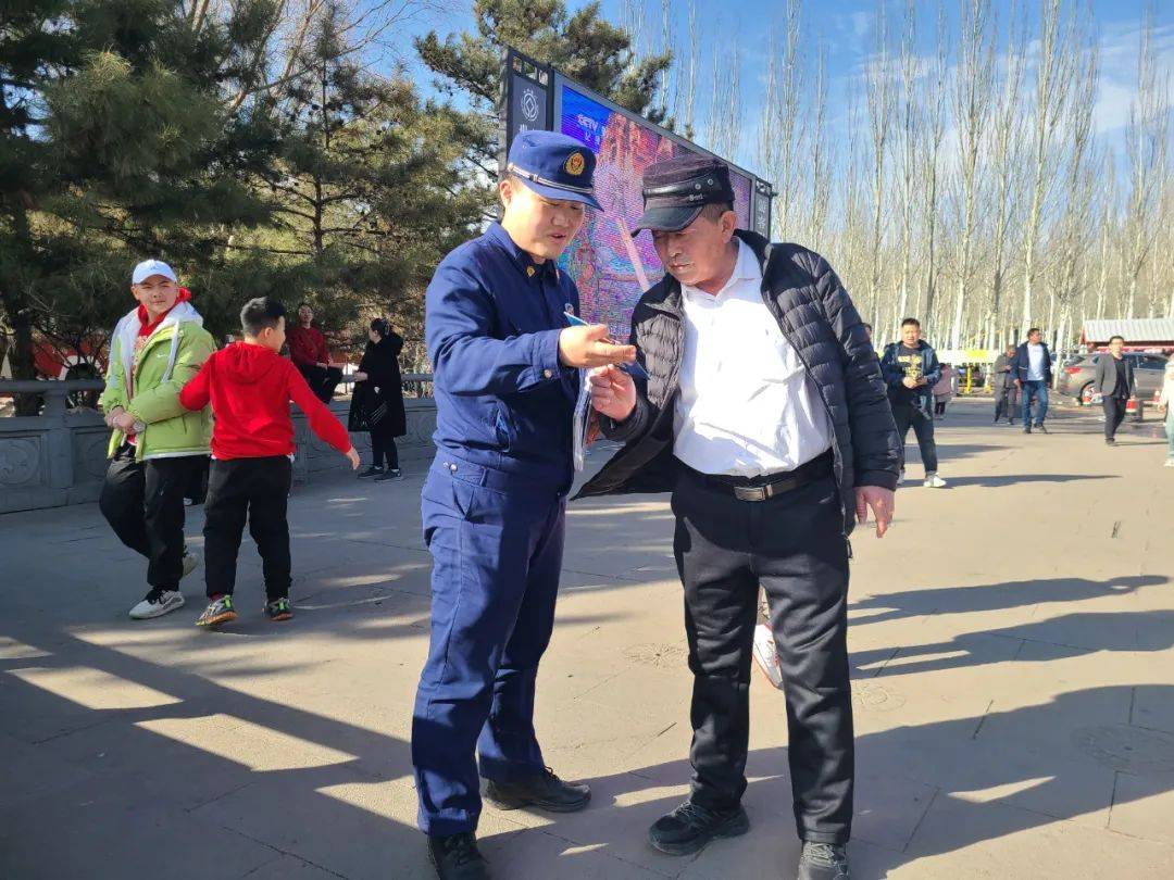 们还蹭了一个热点,利用借位拍摄方式拍摄了一段与大佛击掌的短视频