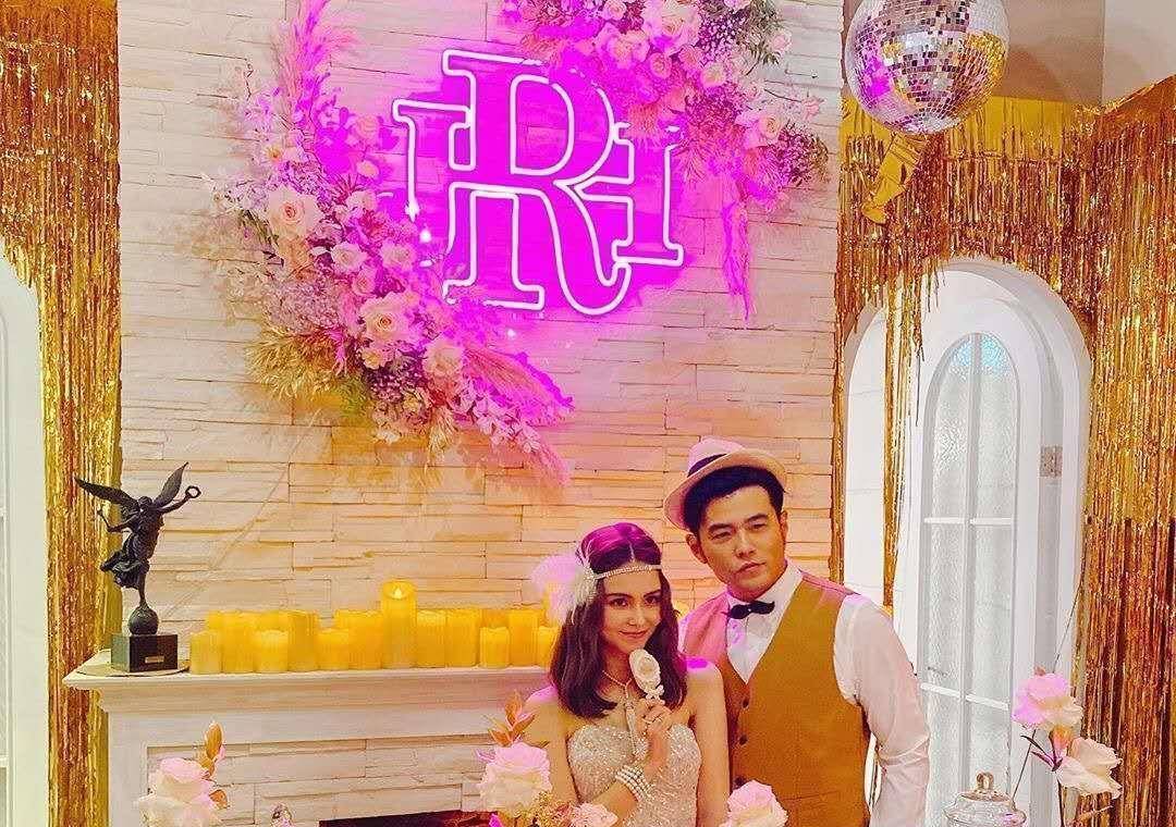 在活动上面,昆凌穿着婚纱,周杰伦穿着西服,两个人郎才女貌的样子,真的