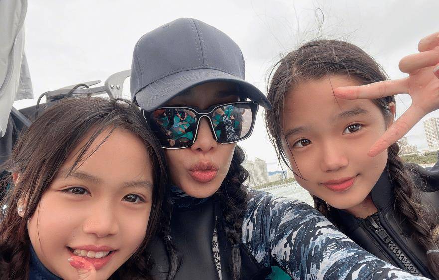 51岁钟丽缇带两个女儿亮相,一个甜美一个清丽,可以出道当明星了_母女