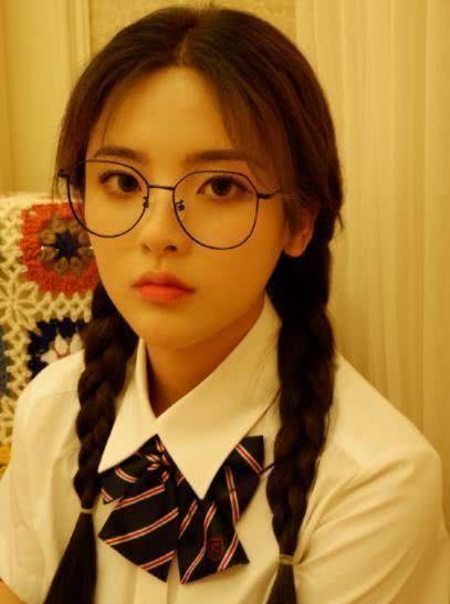 杨超越"直女式"自拍,不化妆戴眼镜,扎双马尾,离开精修很真实_镜头