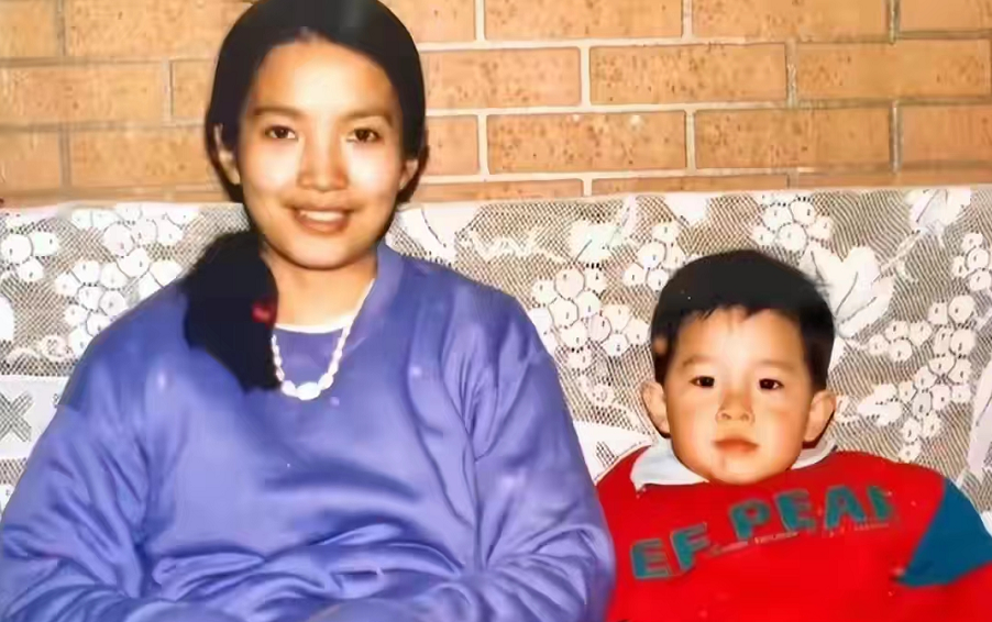 67岁张丰毅与好友聚餐,分喝矿泉水引质疑,网友猜瓶