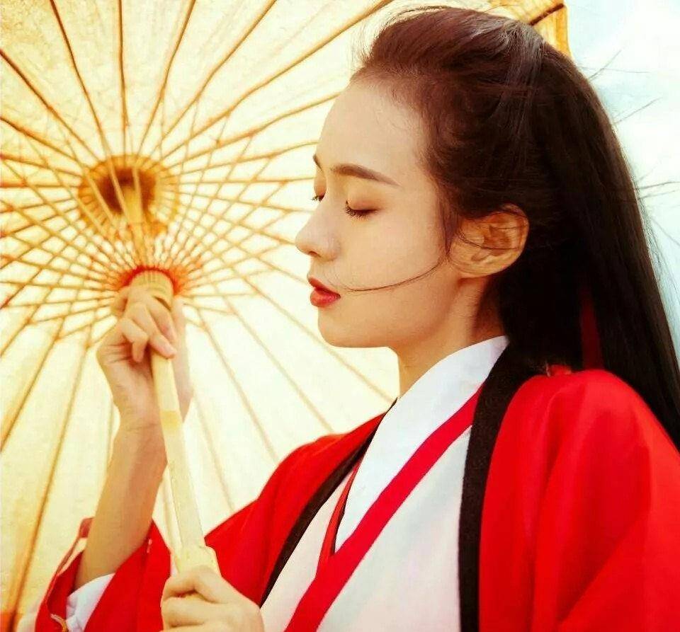 25岁的舒婷和一位前辈聊完天,一气之下写下《致橡树》,风靡42年_爱情