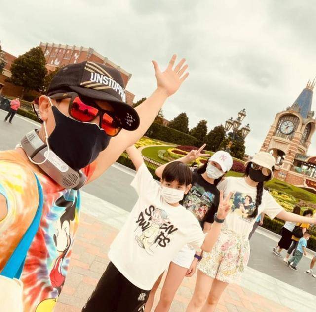 吴尊一家去游乐园,儿子max又萌又帅,林丽吟比neinei皮肤还白_孩子