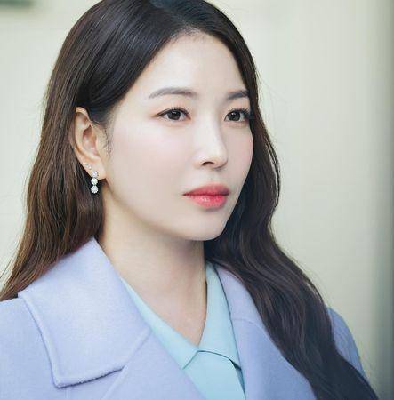 所以希望能由存在感很强,而且也很有魅力的演员来担纲,他大赞宝儿的