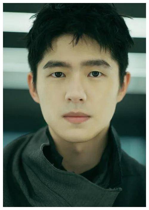 刘昊然糙汉风格成热议,飞驰人生2票房大爆发,新片春节定档!