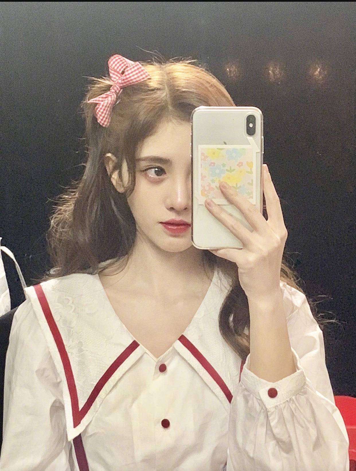 鞠婧祎去迪士尼就像回自己家?穿jk制服秀美腿,p图技术太差变网红脸