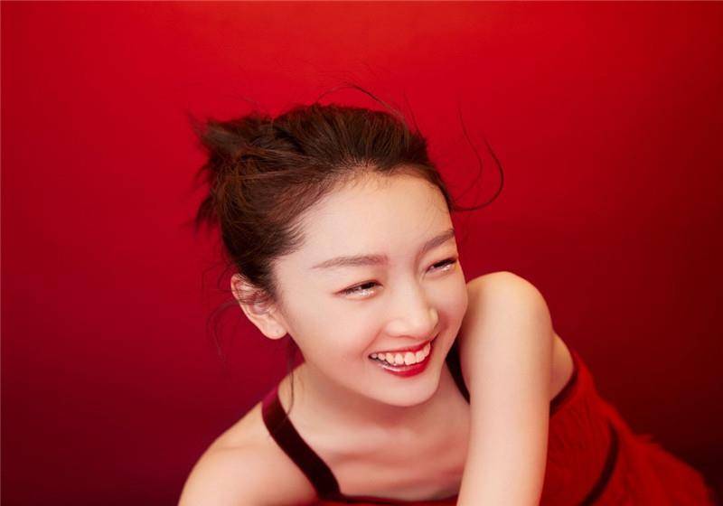 周冬雨和富二代唐培彦进入同一酒店,举止亲密眉目传情.