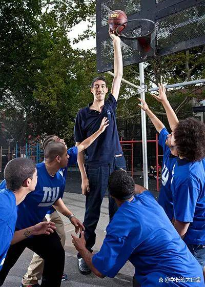 其实科森超乎常人的身高,主要是一种名为垂体性巨人症的疾病导致的