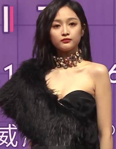 吴宣仪亮相红毯女王范十足,脚蹬10cm凉鞋走路带风,生图却变了样_礼服