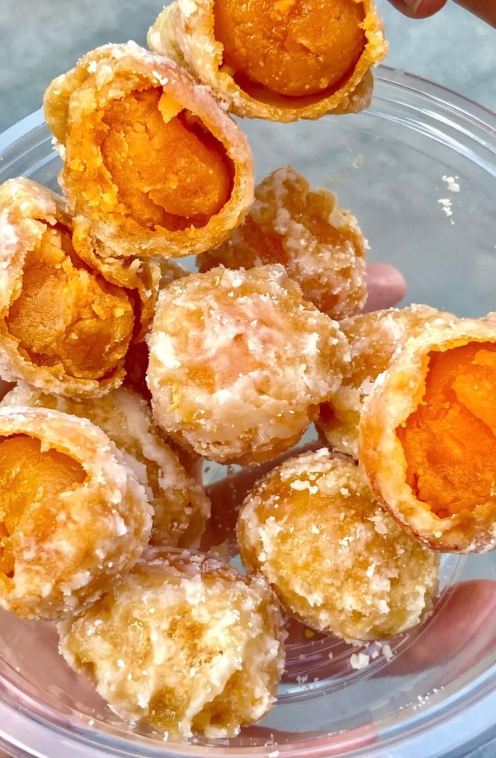一口咬下,酥脆外皮包裹着绵密咸蛋黄,甜与咸相互交融,层次丰富的口感