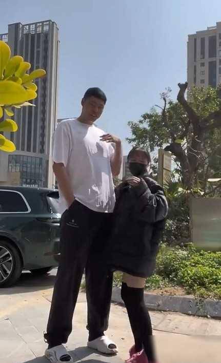 李月汝前任赵义明结新欢,2米18中锋抱1米63女_小鸟_身高_爱情