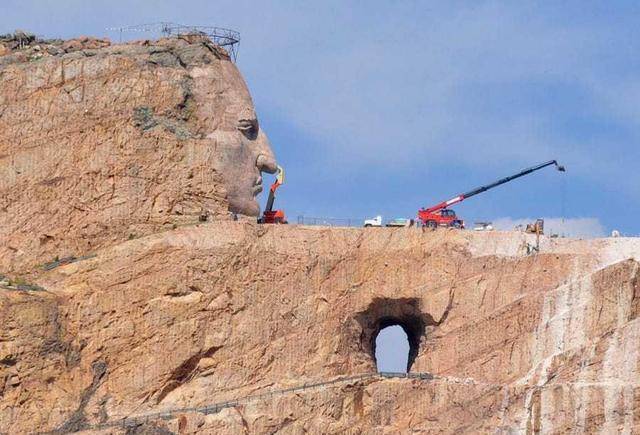 美国一家人要将一座山雕成印第安勇士"疯马",72年仅雕完了头部_雕像